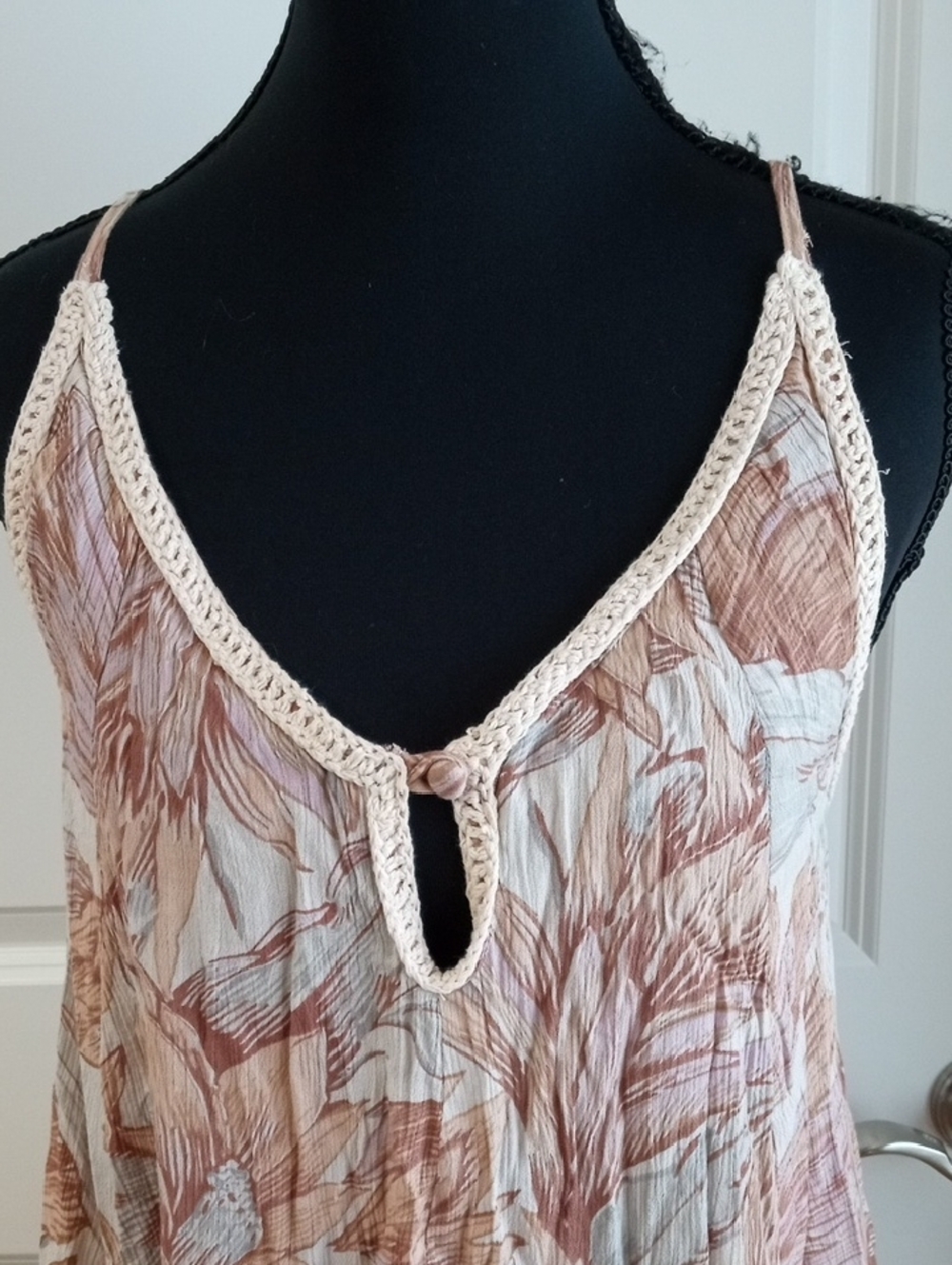 O'Neill Floral Spaghetti-Strap Mini Dress in Cream and Peach Hues. Size Small - Picture 4 of 15